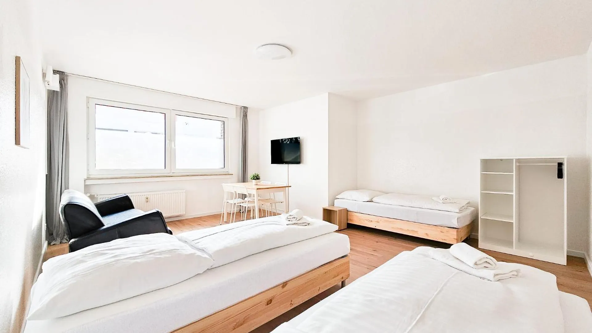 Raj Living - 2 Or 3 Room Apartments - 15 Min Zur Messe Dus & 10 Min Old Town Dus Düsseldorf 0*,  Germania