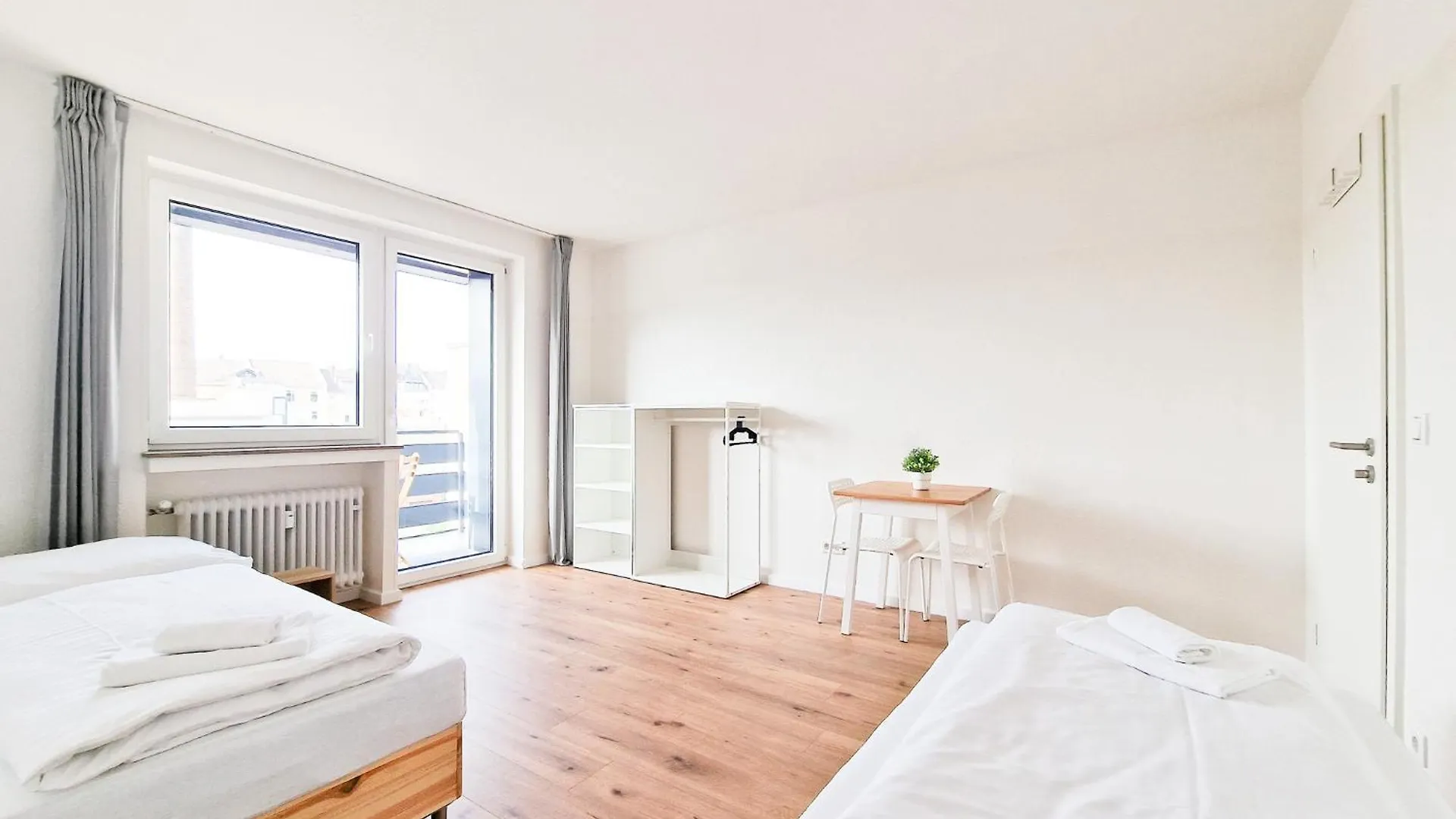 Raj Living - 2 Or 3 Room Apartments - 15 Min Zur Messe Dus & 10 Min Old Town Dus Düsseldorf 0*,  Germania